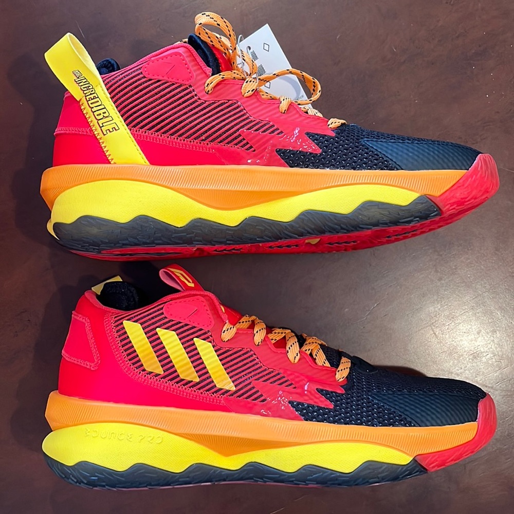NIB Adidas Dame 8 Basketball Shoes, Mens youth 7.